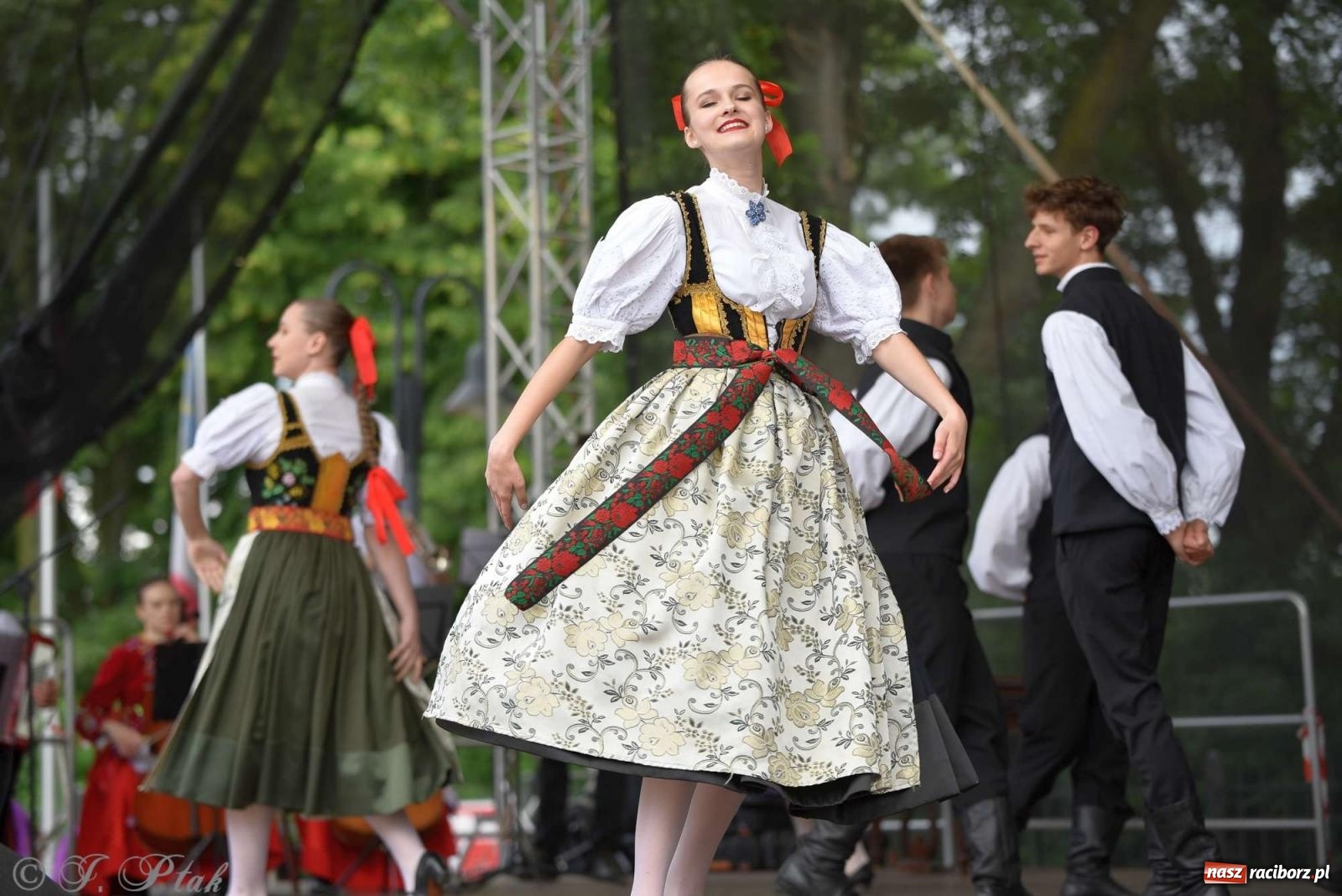 Zdjęcie w galerii na portalu naszraciborz.pl: Międzynarodowe święto folkloru na raciborskim zamku wiadomości z regionu