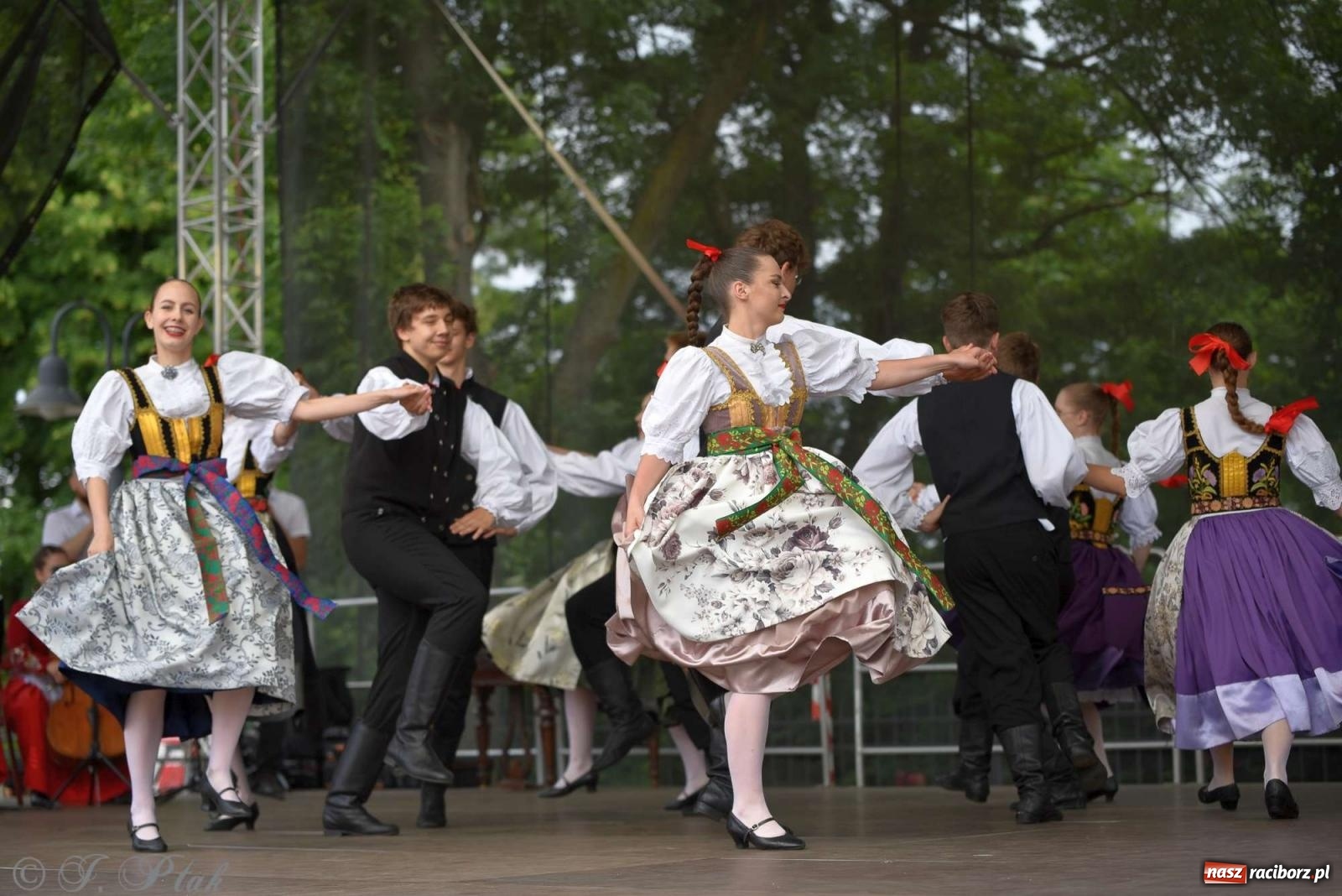 Zdjęcie w galerii na portalu naszraciborz.pl: Międzynarodowe święto folkloru na raciborskim zamku wiadomości z regionu