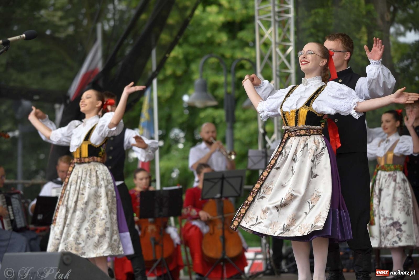 Zdjęcie w galerii na portalu naszraciborz.pl: Międzynarodowe święto folkloru na raciborskim zamku wiadomości z regionu