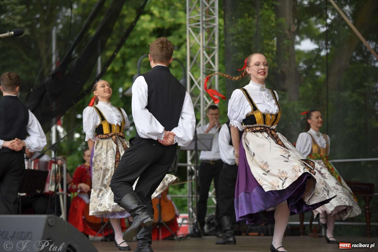 Zdjęcie w galerii na portalu naszraciborz.pl: Międzynarodowe święto folkloru na raciborskim zamku wiadomości z regionu