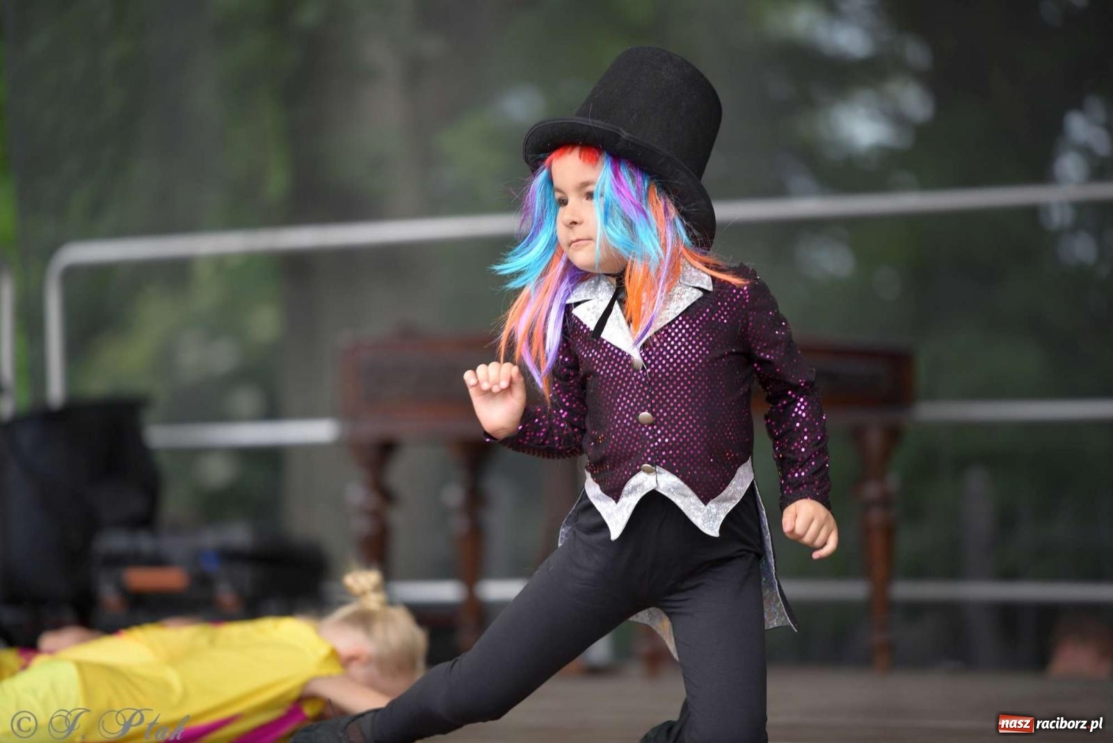 Zdjęcie w galerii na portalu naszraciborz.pl: Międzynarodowe święto folkloru na raciborskim zamku wiadomości z regionu