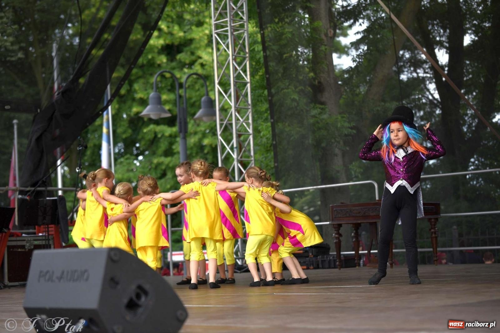 Zdjęcie w galerii na portalu naszraciborz.pl: Międzynarodowe święto folkloru na raciborskim zamku wiadomości z regionu