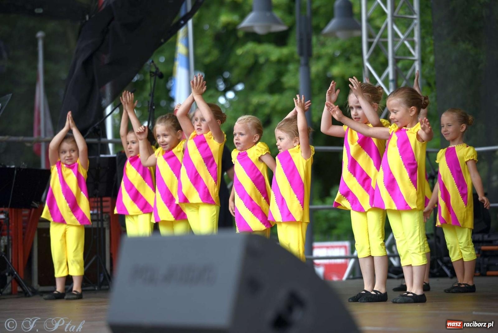 Zdjęcie w galerii na portalu naszraciborz.pl: Międzynarodowe święto folkloru na raciborskim zamku wiadomości z regionu