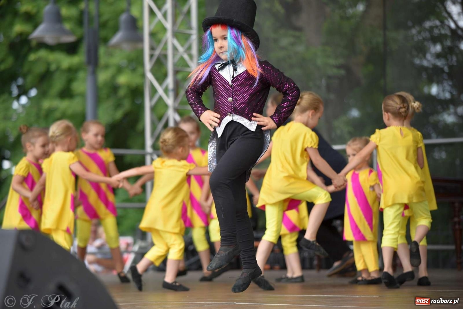 Zdjęcie w galerii na portalu naszraciborz.pl: Międzynarodowe święto folkloru na raciborskim zamku wiadomości z regionu