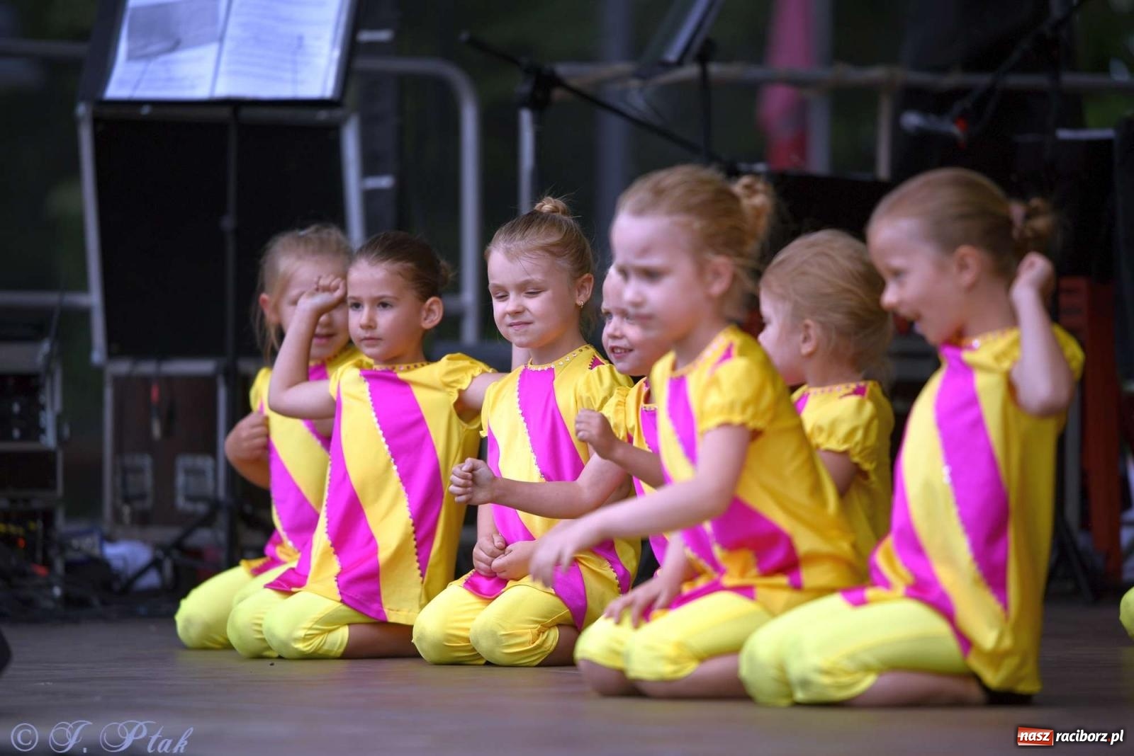 Zdjęcie w galerii na portalu naszraciborz.pl: Międzynarodowe święto folkloru na raciborskim zamku wiadomości z regionu
