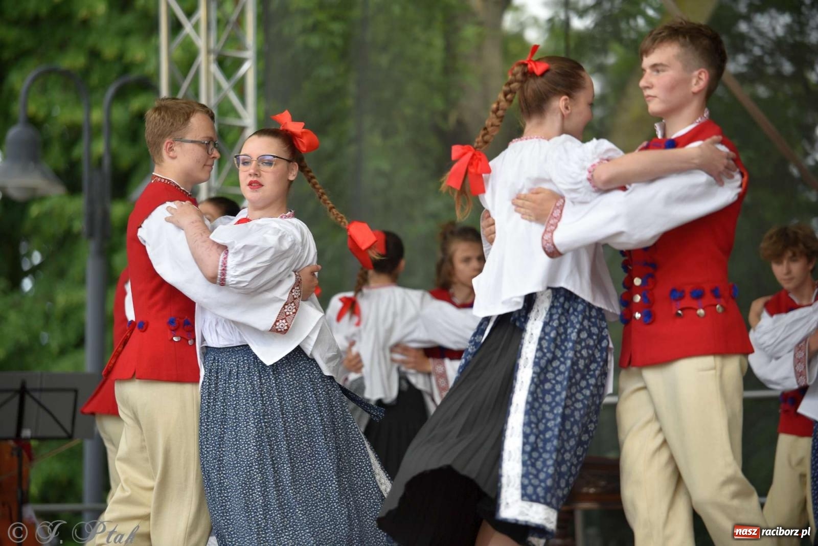 Zdjęcie w galerii na portalu naszraciborz.pl: Międzynarodowe święto folkloru na raciborskim zamku wiadomości z regionu