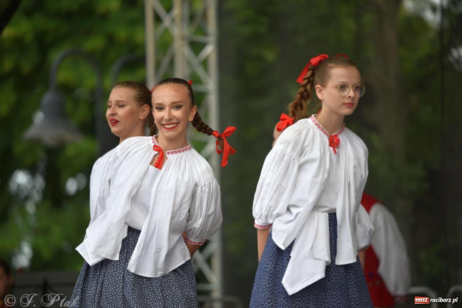 Zdjęcie w galerii na portalu naszraciborz.pl: Międzynarodowe święto folkloru na raciborskim zamku wiadomości z regionu