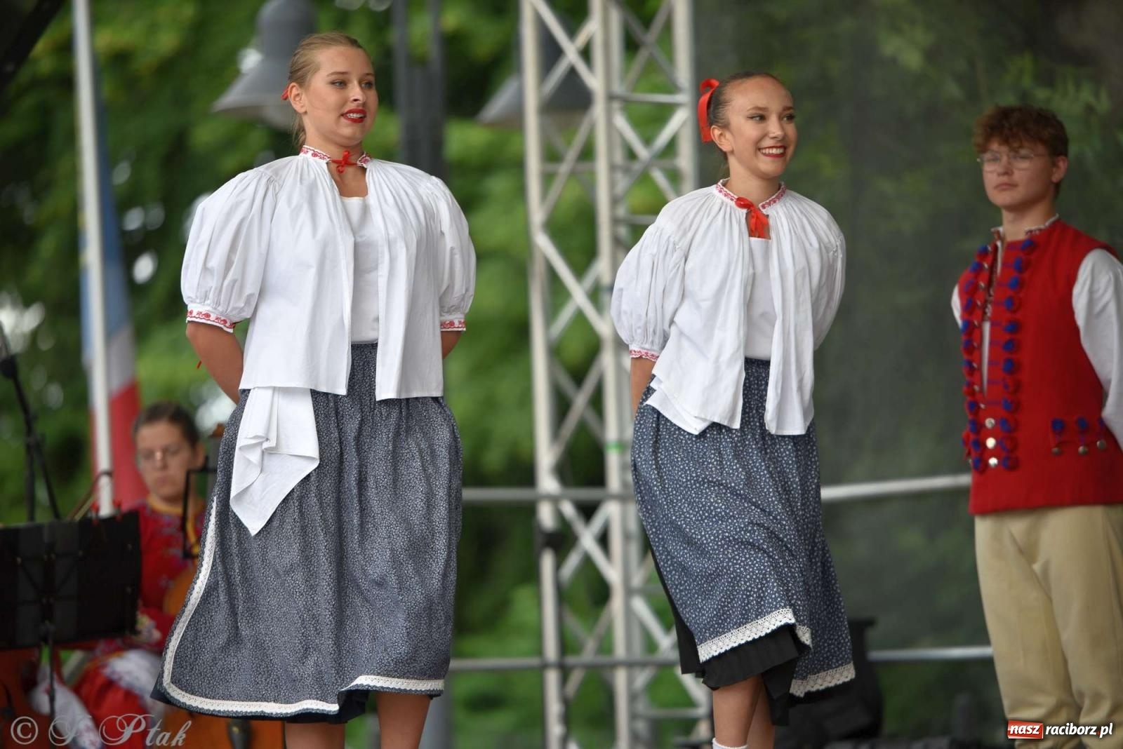 Zdjęcie w galerii na portalu naszraciborz.pl: Międzynarodowe święto folkloru na raciborskim zamku wiadomości z regionu