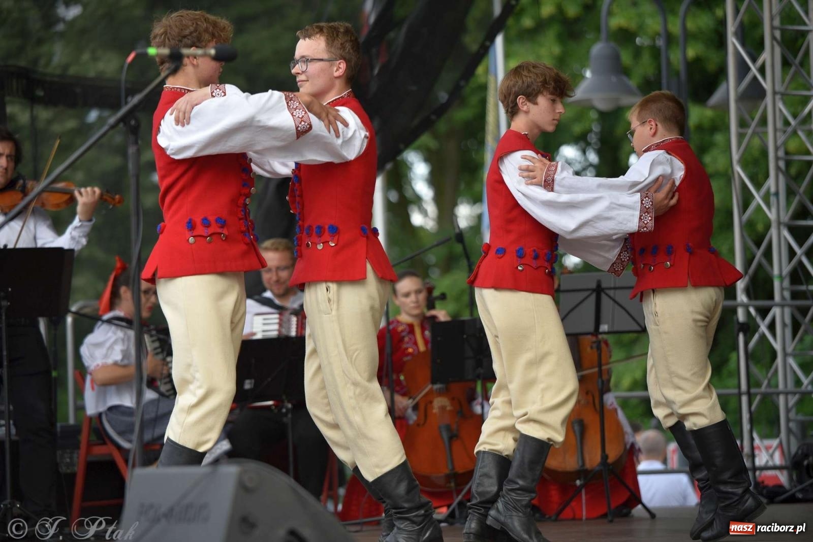 Zdjęcie w galerii na portalu naszraciborz.pl: Międzynarodowe święto folkloru na raciborskim zamku wiadomości z regionu