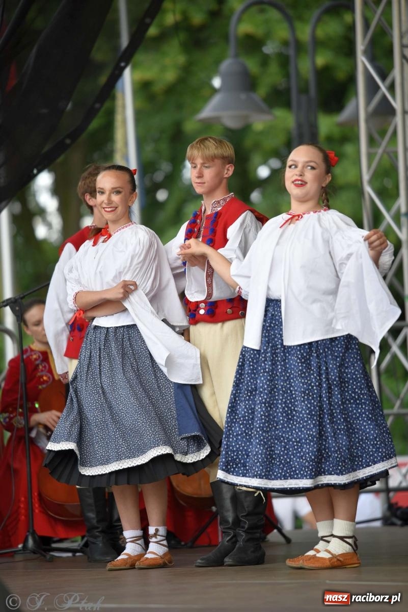 Zdjęcie w galerii na portalu naszraciborz.pl: Międzynarodowe święto folkloru na raciborskim zamku wiadomości z regionu
