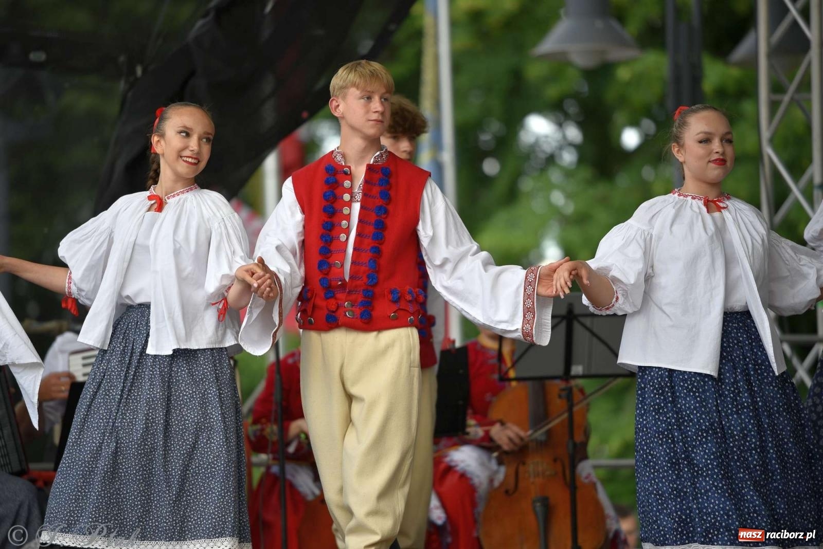 Zdjęcie w galerii na portalu naszraciborz.pl: Międzynarodowe święto folkloru na raciborskim zamku wiadomości z regionu