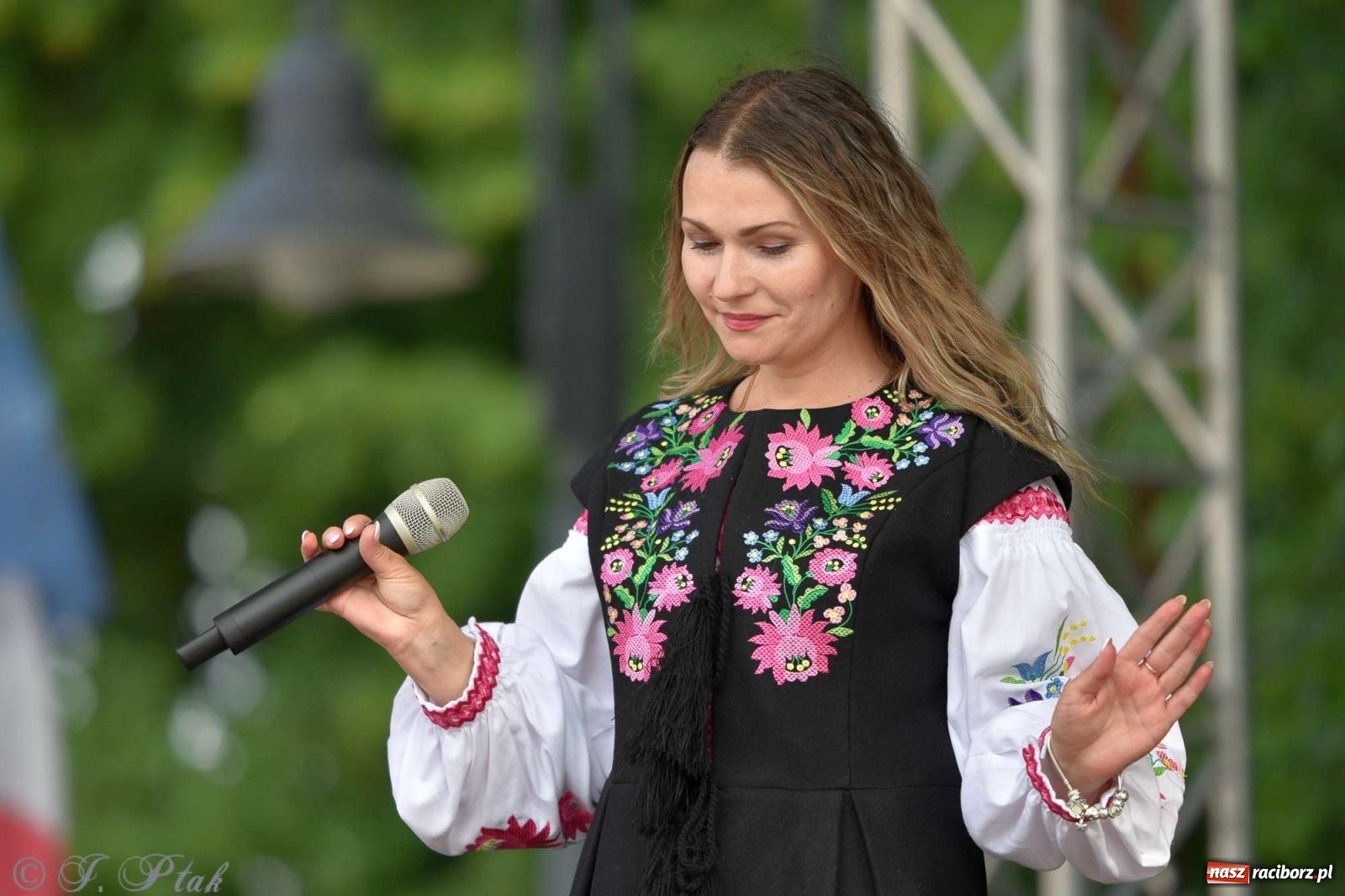 Zdjęcie w galerii na portalu naszraciborz.pl: Międzynarodowe święto folkloru na raciborskim zamku wiadomości z regionu