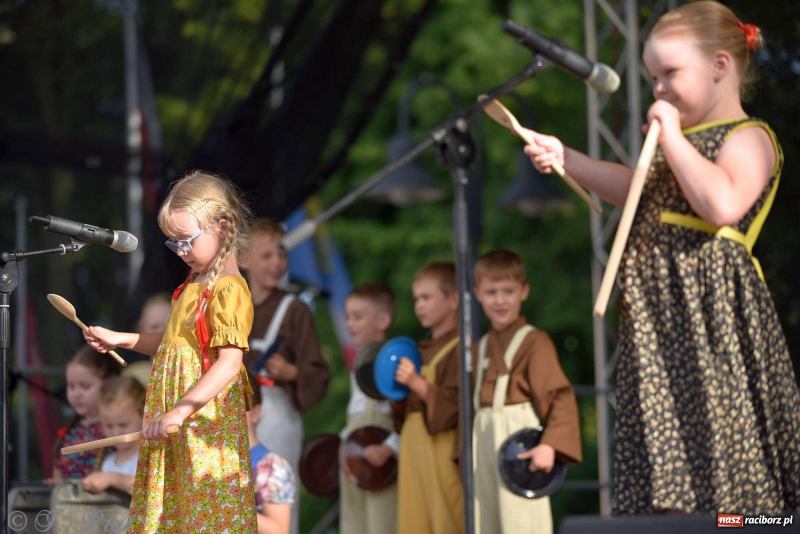 Zdjęcie w galerii na portalu naszraciborz.pl: Międzynarodowe święto folkloru na raciborskim zamku wiadomości z regionu