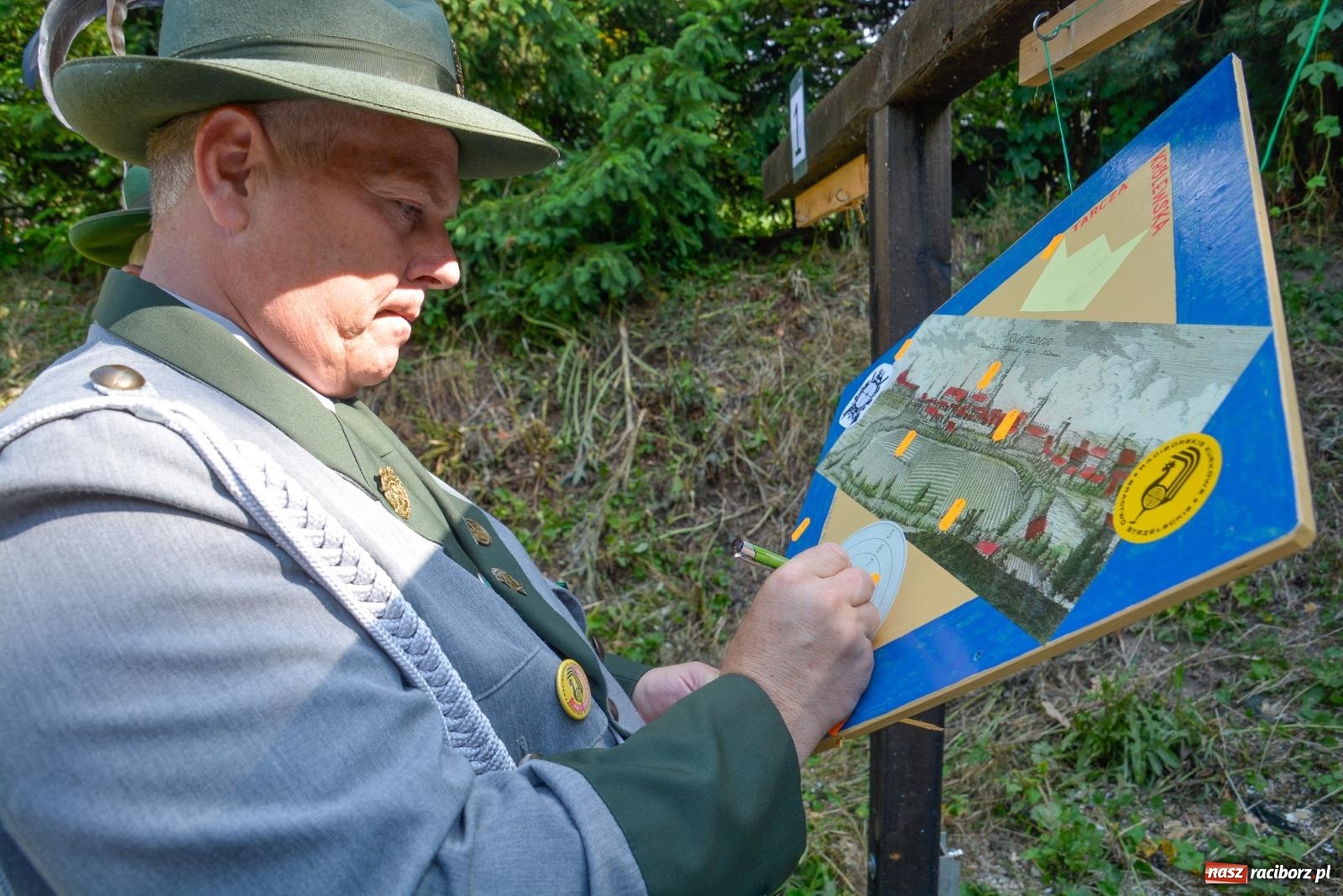 Zdjęcie w galerii na portalu naszraciborz.pl: Strzelanie królewskie. Zbigniew Woźniak królem brackim AD 2023 wiadomości z regionu