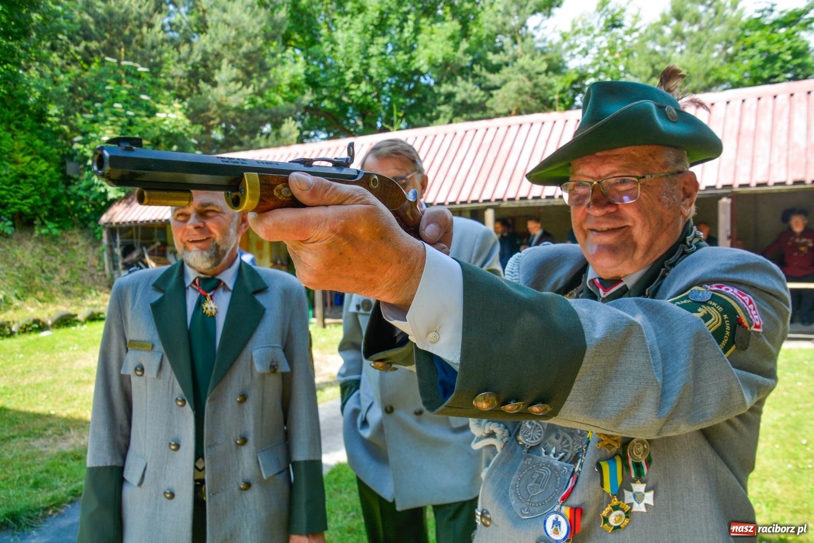 Zdjęcie w galerii na portalu naszraciborz.pl: Strzelanie królewskie. Zbigniew Woźniak królem brackim AD 2023 wiadomości z regionu