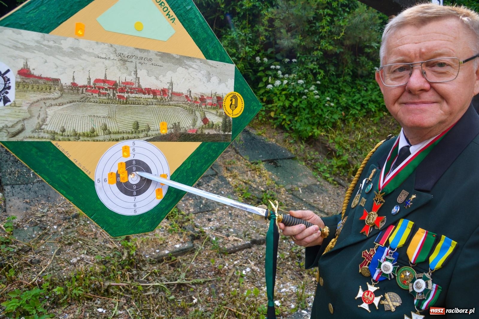Zdjęcie w galerii na portalu naszraciborz.pl: Strzelanie królewskie. Zbigniew Woźniak królem brackim AD 2023 wiadomości z regionu
