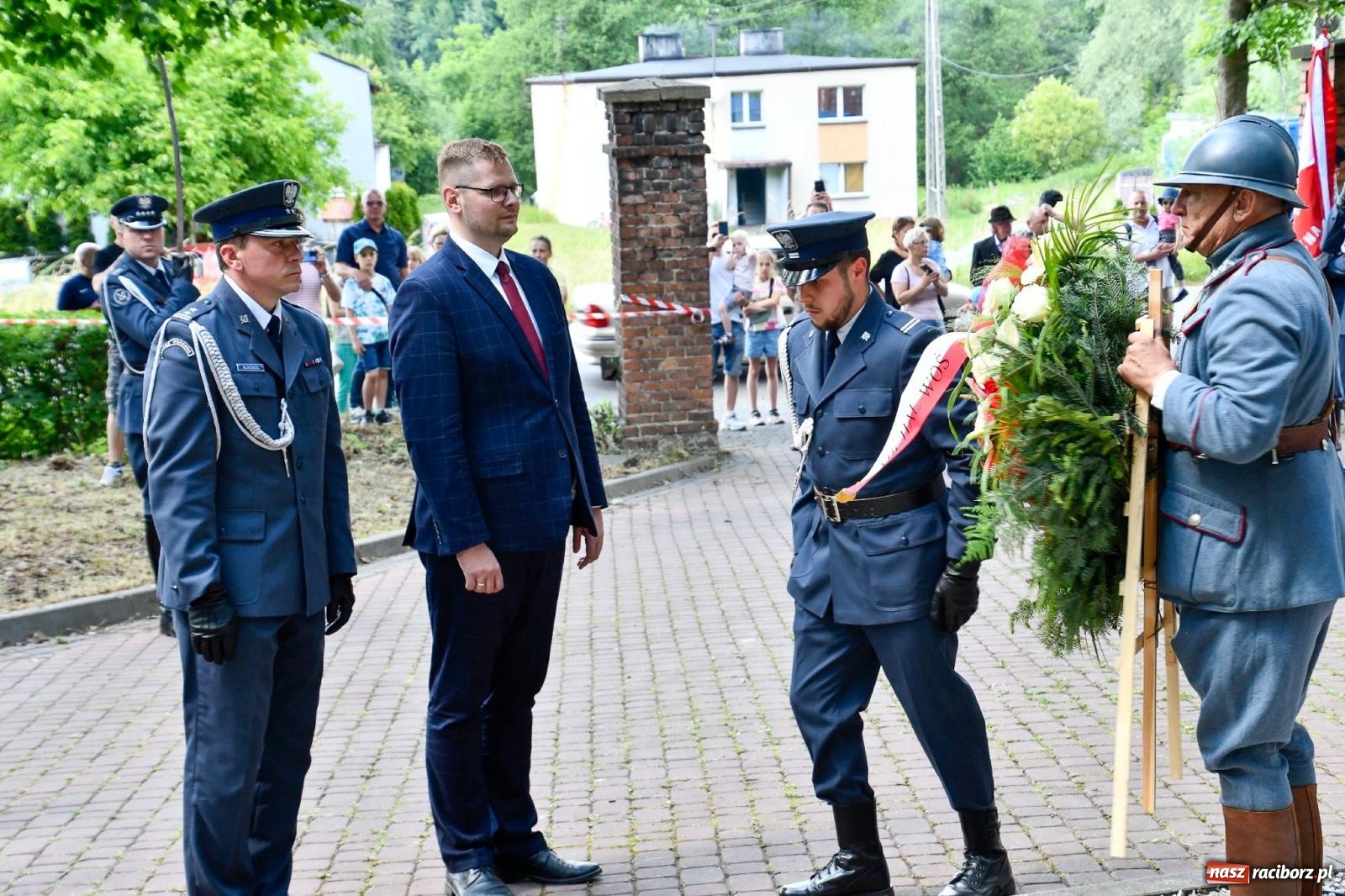 Zdjęcie w galerii na portalu naszraciborz.pl: Narodowy Dzień Powstań Śląskich. Tysiące ludzi na inscenizacji w Rzuchowie [FOTO i WIDEO] wiadomości z regionu