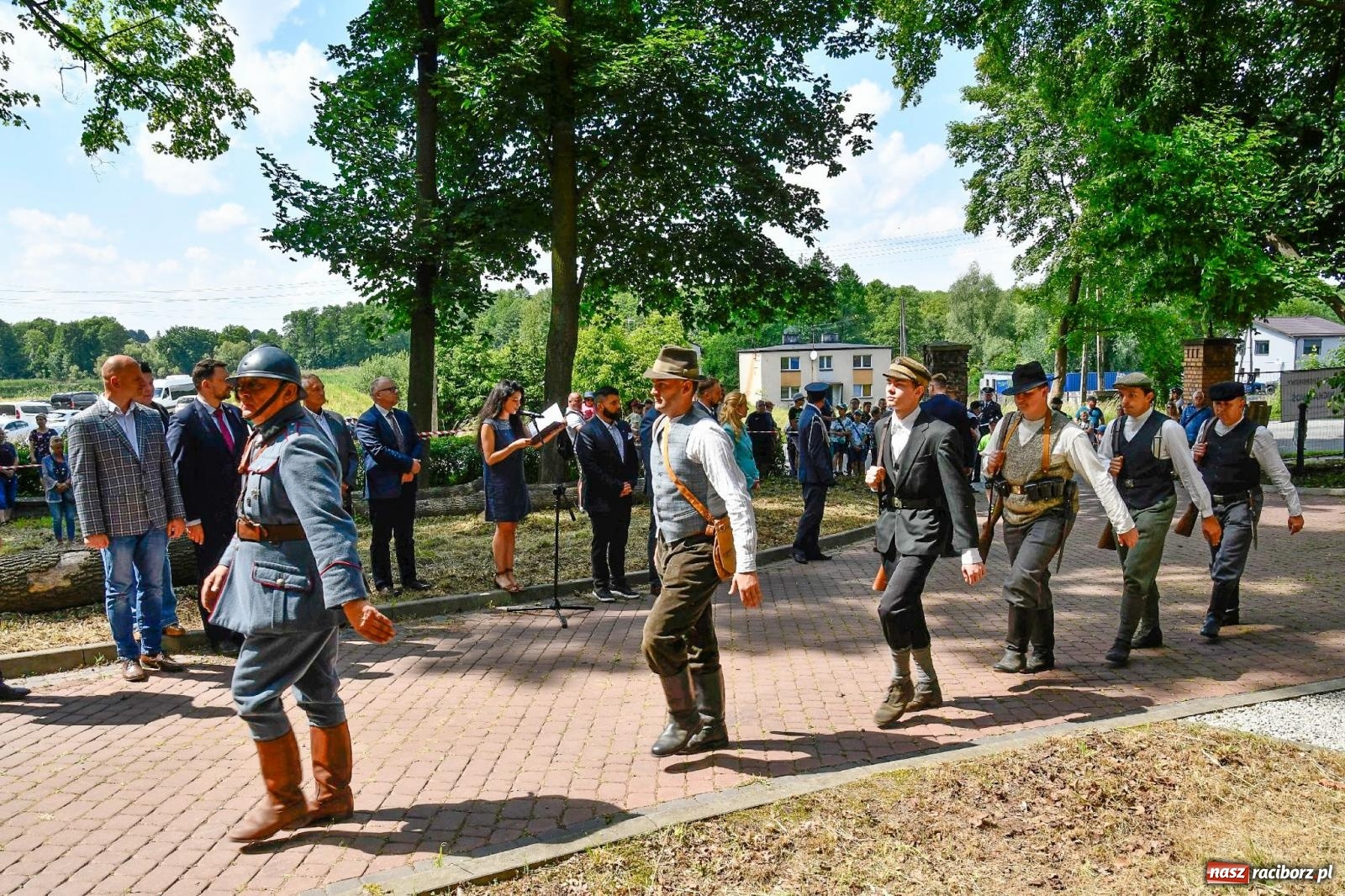 Zdjęcie w galerii na portalu naszraciborz.pl: Narodowy Dzień Powstań Śląskich. Tysiące ludzi na inscenizacji w Rzuchowie [FOTO i WIDEO] wiadomości z regionu