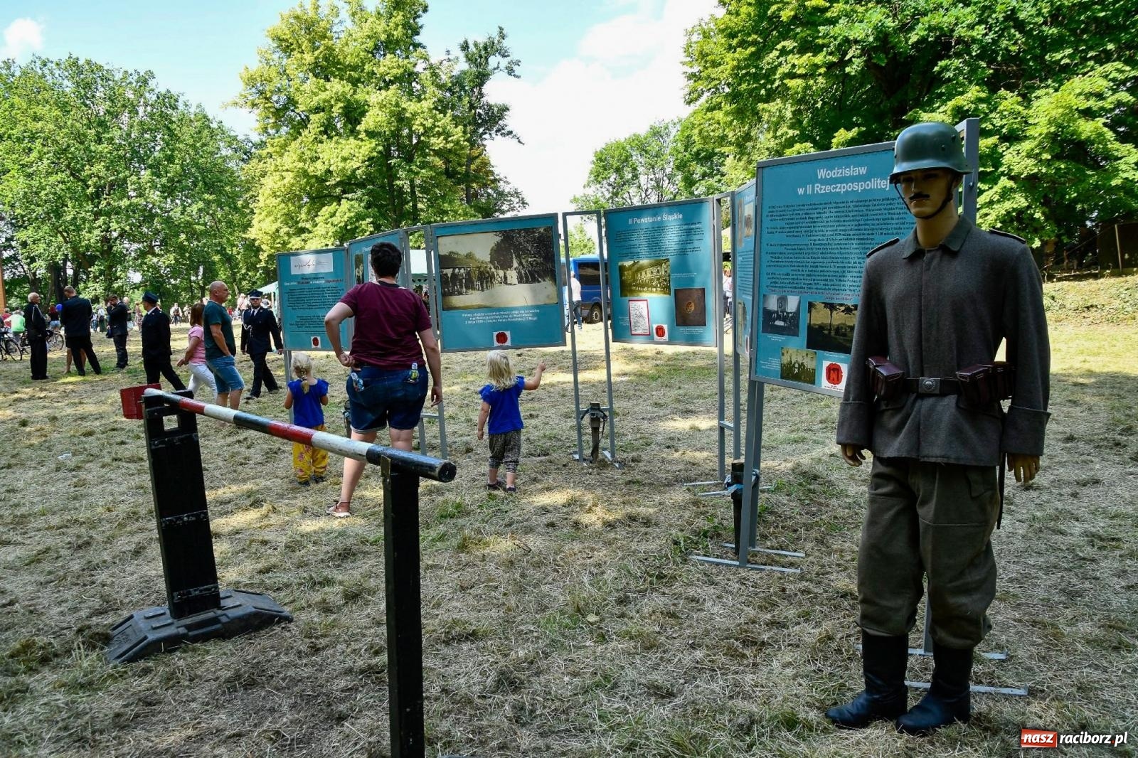 Zdjęcie w galerii na portalu naszraciborz.pl: Narodowy Dzień Powstań Śląskich. Tysiące ludzi na inscenizacji w Rzuchowie [FOTO i WIDEO] wiadomości z regionu