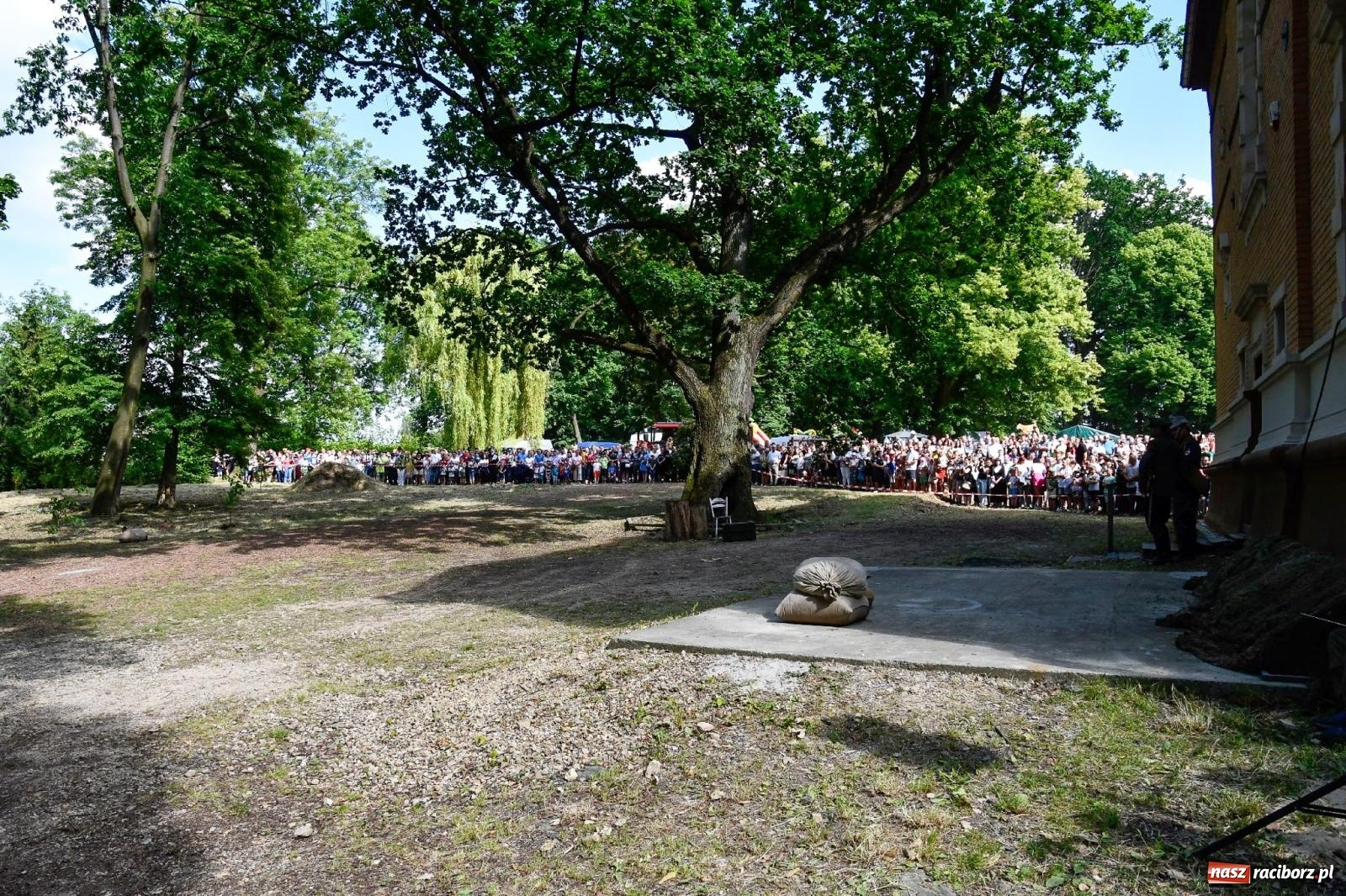 Zdjęcie w galerii na portalu naszraciborz.pl: Narodowy Dzień Powstań Śląskich. Tysiące ludzi na inscenizacji w Rzuchowie [FOTO i WIDEO] wiadomości z regionu