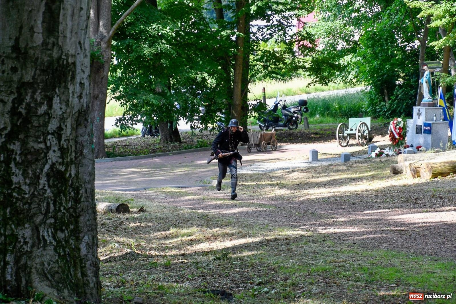 Zdjęcie w galerii na portalu naszraciborz.pl: Narodowy Dzień Powstań Śląskich. Tysiące ludzi na inscenizacji w Rzuchowie [FOTO i WIDEO] wiadomości z regionu
