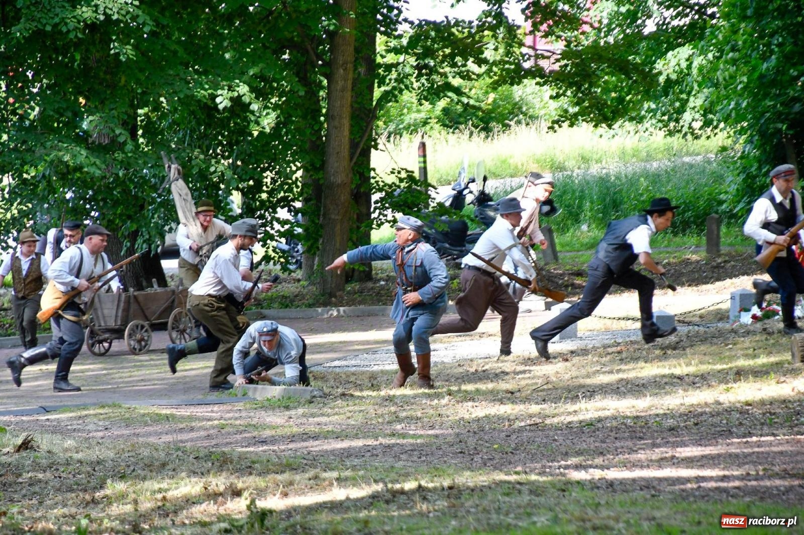 Zdjęcie w galerii na portalu naszraciborz.pl: Narodowy Dzień Powstań Śląskich. Tysiące ludzi na inscenizacji w Rzuchowie [FOTO i WIDEO] wiadomości z regionu