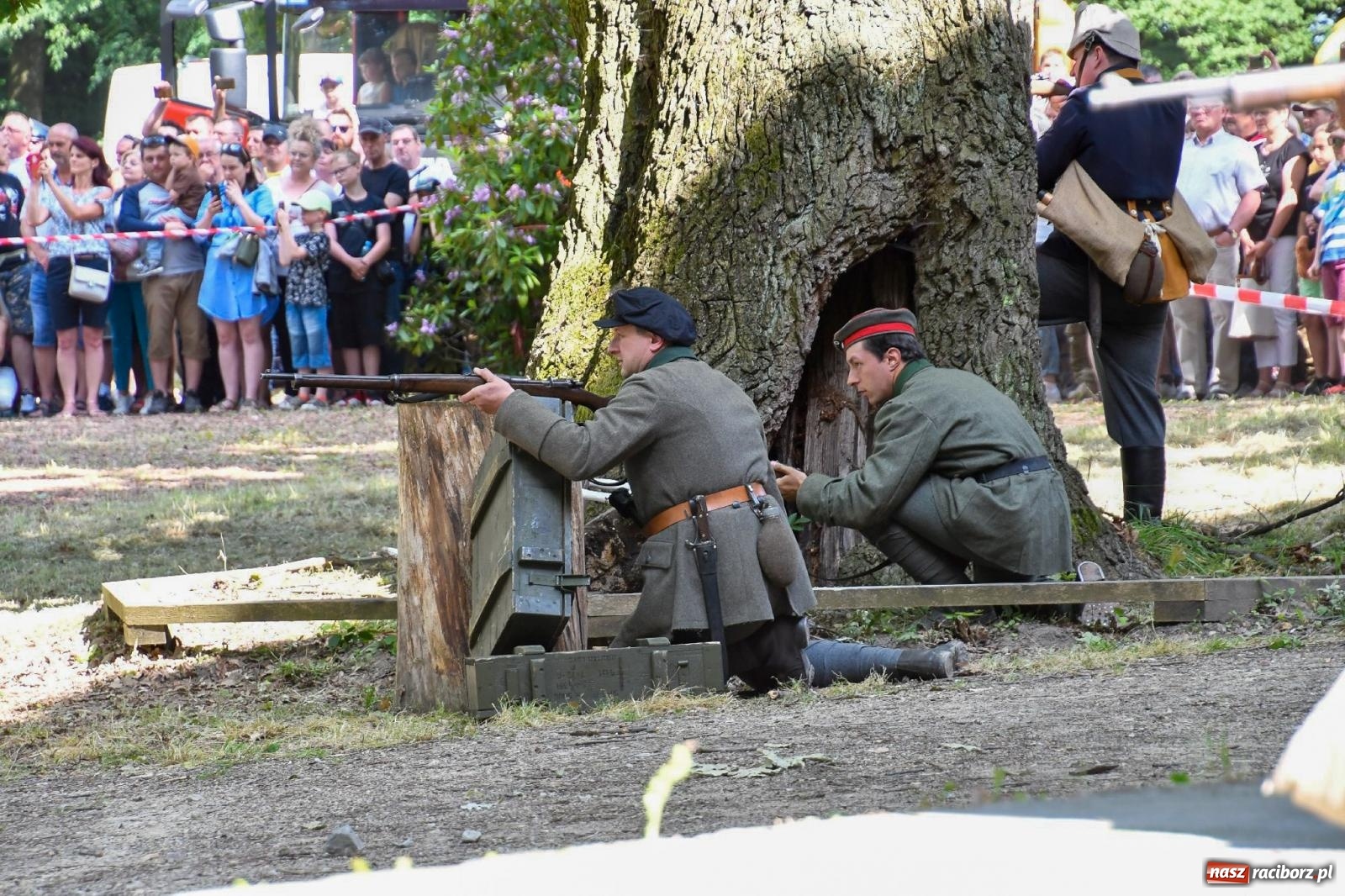 Zdjęcie w galerii na portalu naszraciborz.pl: Narodowy Dzień Powstań Śląskich. Tysiące ludzi na inscenizacji w Rzuchowie [FOTO i WIDEO] wiadomości z regionu