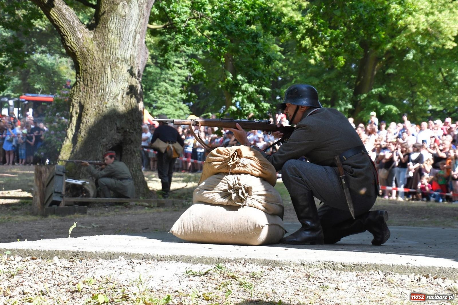 Zdjęcie w galerii na portalu naszraciborz.pl: Narodowy Dzień Powstań Śląskich. Tysiące ludzi na inscenizacji w Rzuchowie [FOTO i WIDEO] wiadomości z regionu