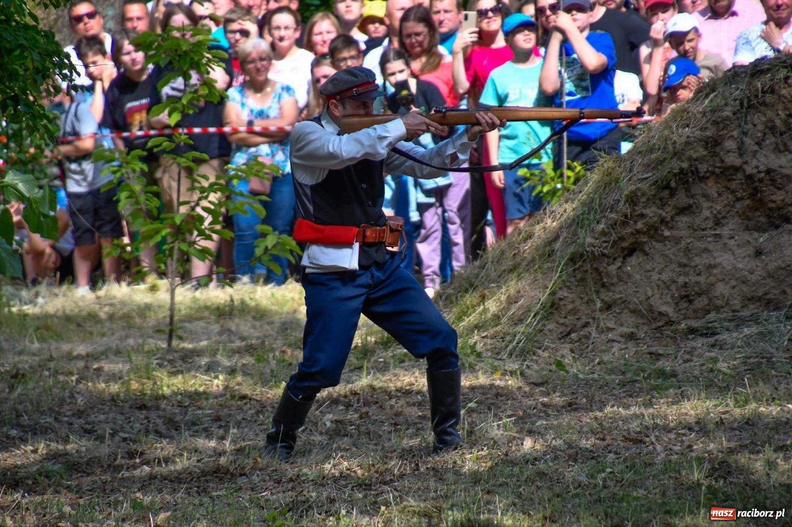 Zdjęcie w galerii na portalu naszraciborz.pl: Narodowy Dzień Powstań Śląskich. Tysiące ludzi na inscenizacji w Rzuchowie [FOTO i WIDEO] wiadomości z regionu
