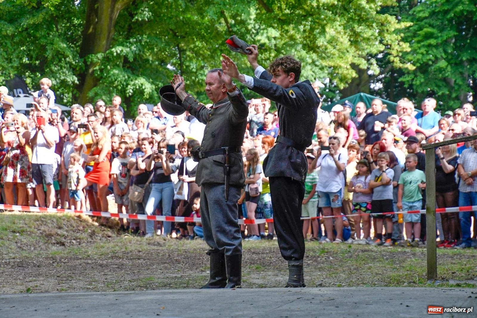 Zdjęcie w galerii na portalu naszraciborz.pl: Narodowy Dzień Powstań Śląskich. Tysiące ludzi na inscenizacji w Rzuchowie [FOTO i WIDEO] wiadomości z regionu