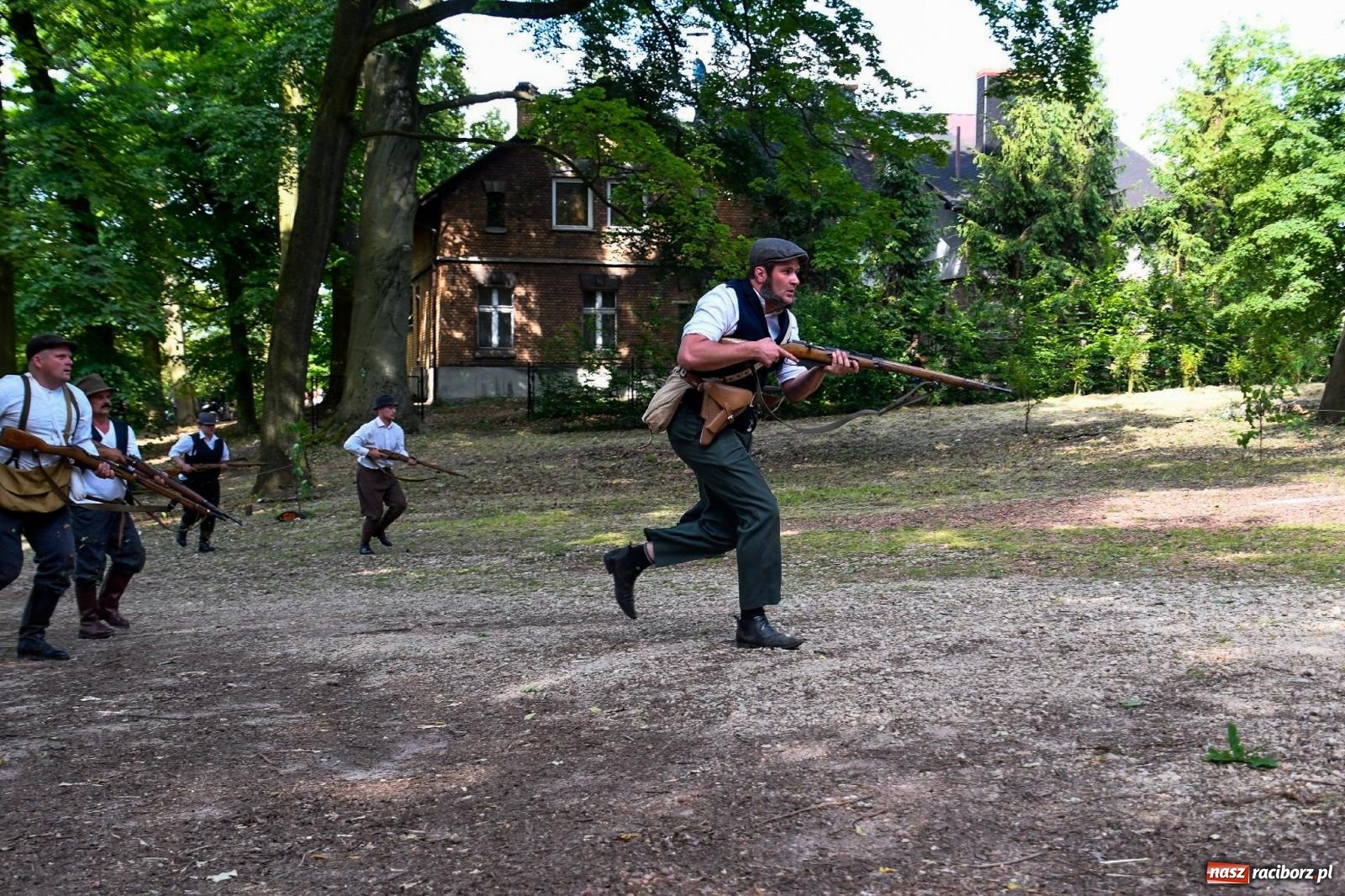 Zdjęcie w galerii na portalu naszraciborz.pl: Narodowy Dzień Powstań Śląskich. Tysiące ludzi na inscenizacji w Rzuchowie [FOTO i WIDEO] wiadomości z regionu
