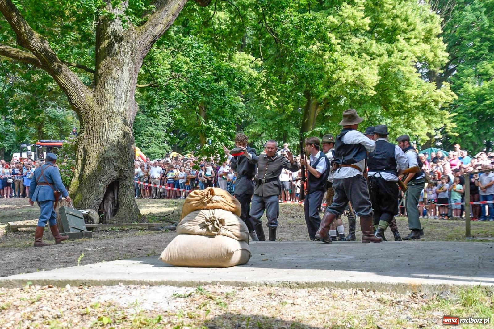 Zdjęcie w galerii na portalu naszraciborz.pl: Narodowy Dzień Powstań Śląskich. Tysiące ludzi na inscenizacji w Rzuchowie [FOTO i WIDEO] wiadomości z regionu