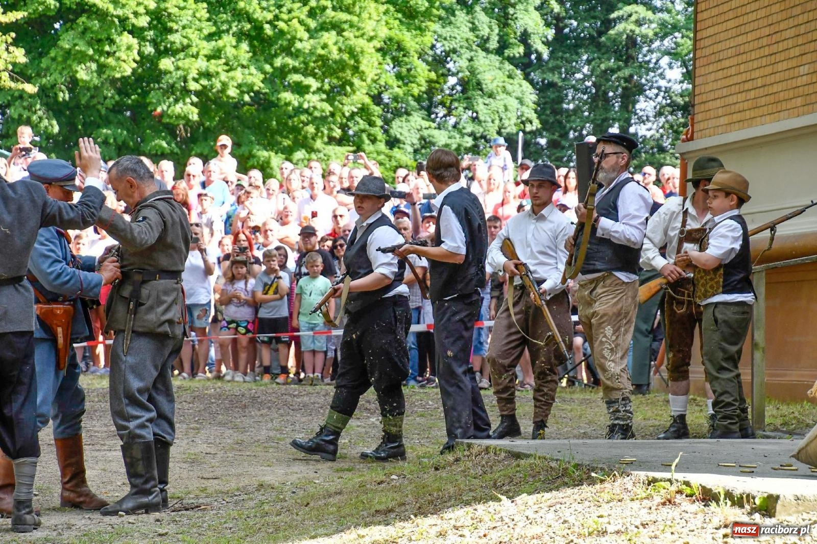 Zdjęcie w galerii na portalu naszraciborz.pl: Narodowy Dzień Powstań Śląskich. Tysiące ludzi na inscenizacji w Rzuchowie [FOTO i WIDEO] wiadomości z regionu