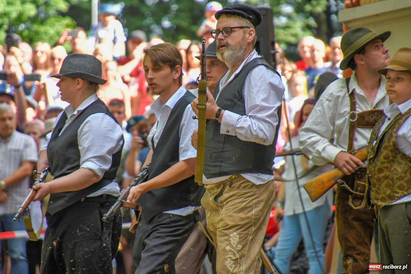 Zdjęcie w galerii na portalu naszraciborz.pl: Narodowy Dzień Powstań Śląskich. Tysiące ludzi na inscenizacji w Rzuchowie [FOTO i WIDEO] wiadomości z regionu