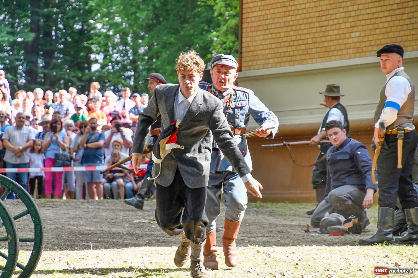 Zdjęcie w galerii na portalu naszraciborz.pl: Narodowy Dzień Powstań Śląskich. Tysiące ludzi na inscenizacji w Rzuchowie [FOTO i WIDEO] wiadomości z regionu