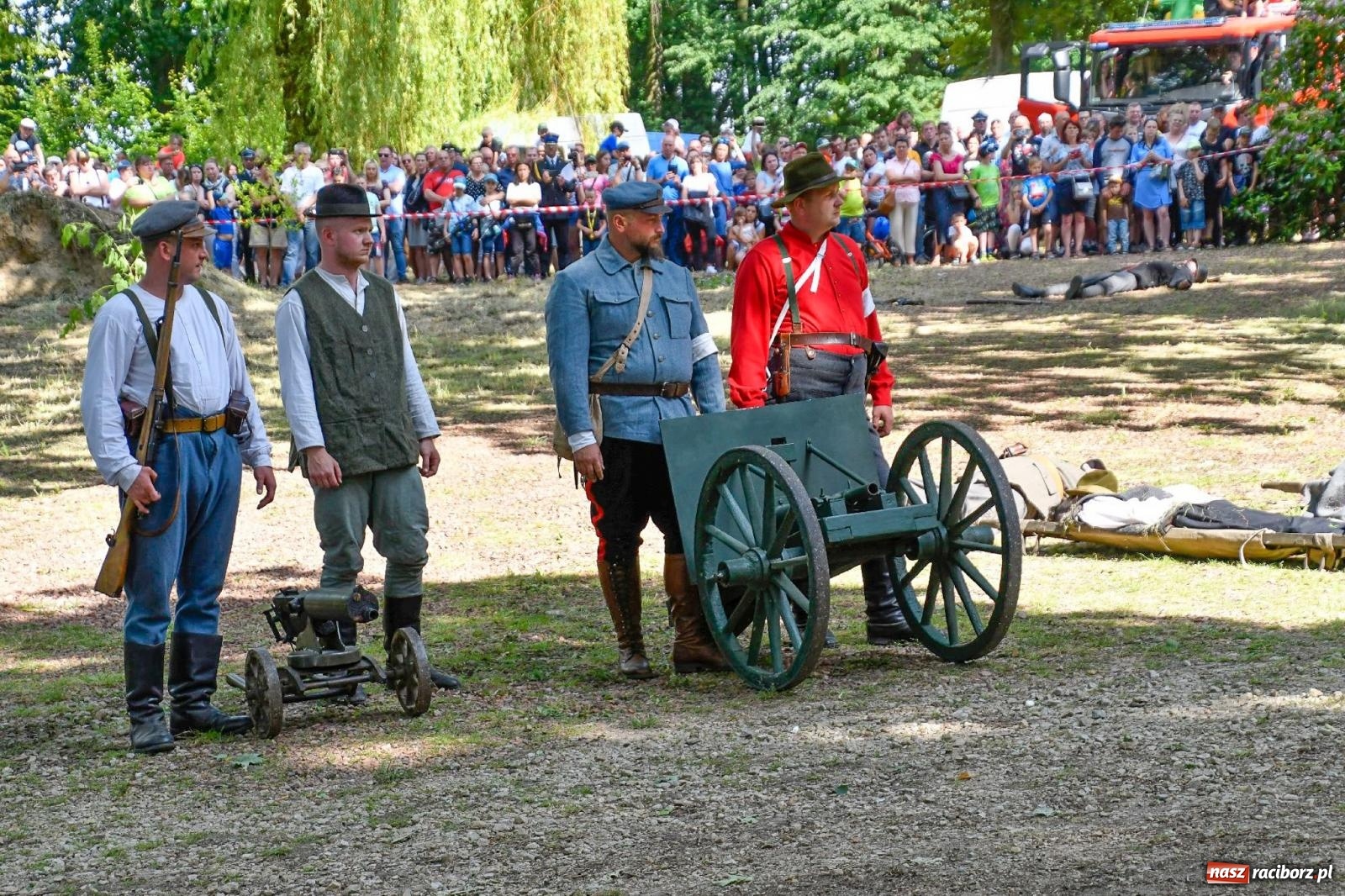 Zdjęcie w galerii na portalu naszraciborz.pl: Narodowy Dzień Powstań Śląskich. Tysiące ludzi na inscenizacji w Rzuchowie [FOTO i WIDEO] wiadomości z regionu