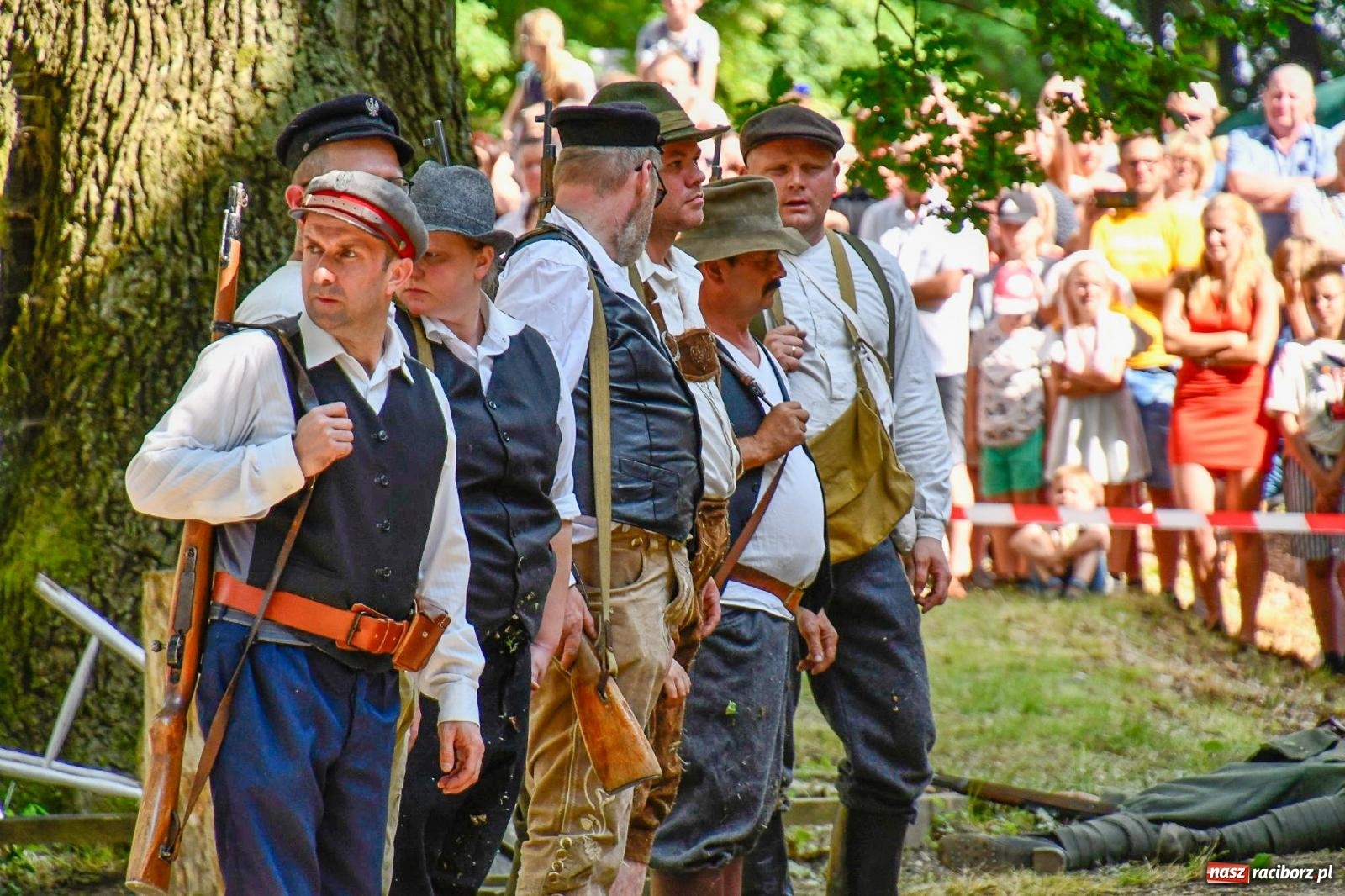 Zdjęcie w galerii na portalu naszraciborz.pl: Narodowy Dzień Powstań Śląskich. Tysiące ludzi na inscenizacji w Rzuchowie [FOTO i WIDEO] wiadomości z regionu