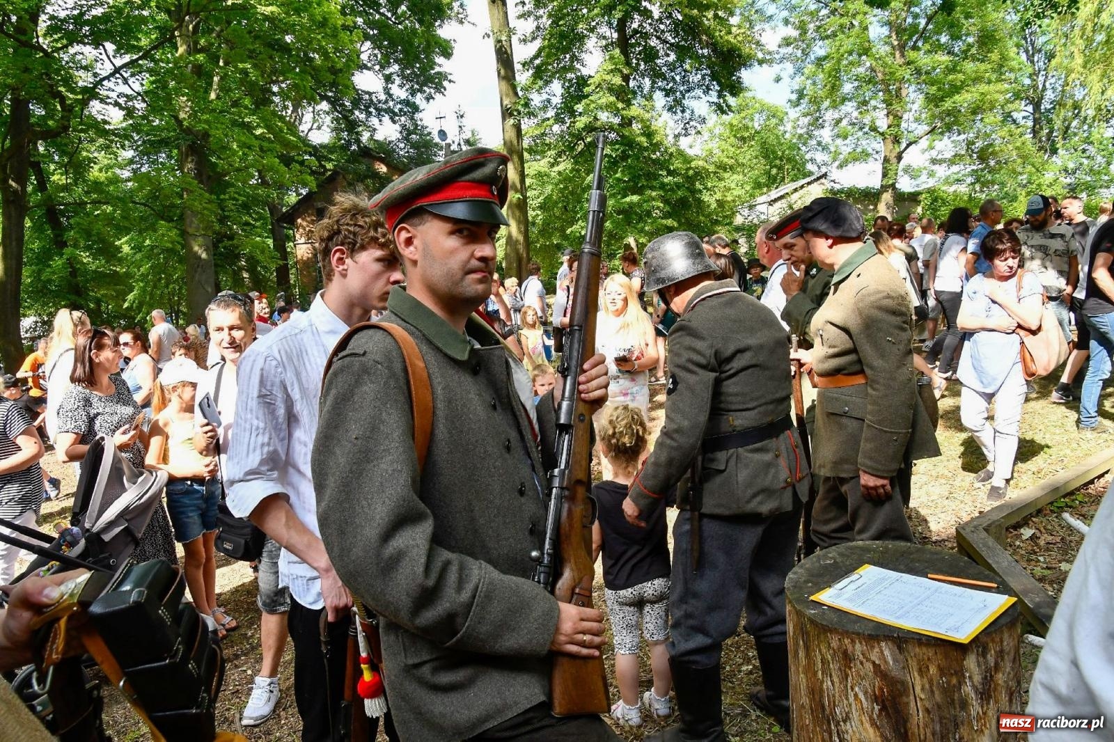 Zdjęcie w galerii na portalu naszraciborz.pl: Narodowy Dzień Powstań Śląskich. Tysiące ludzi na inscenizacji w Rzuchowie [FOTO i WIDEO] wiadomości z regionu