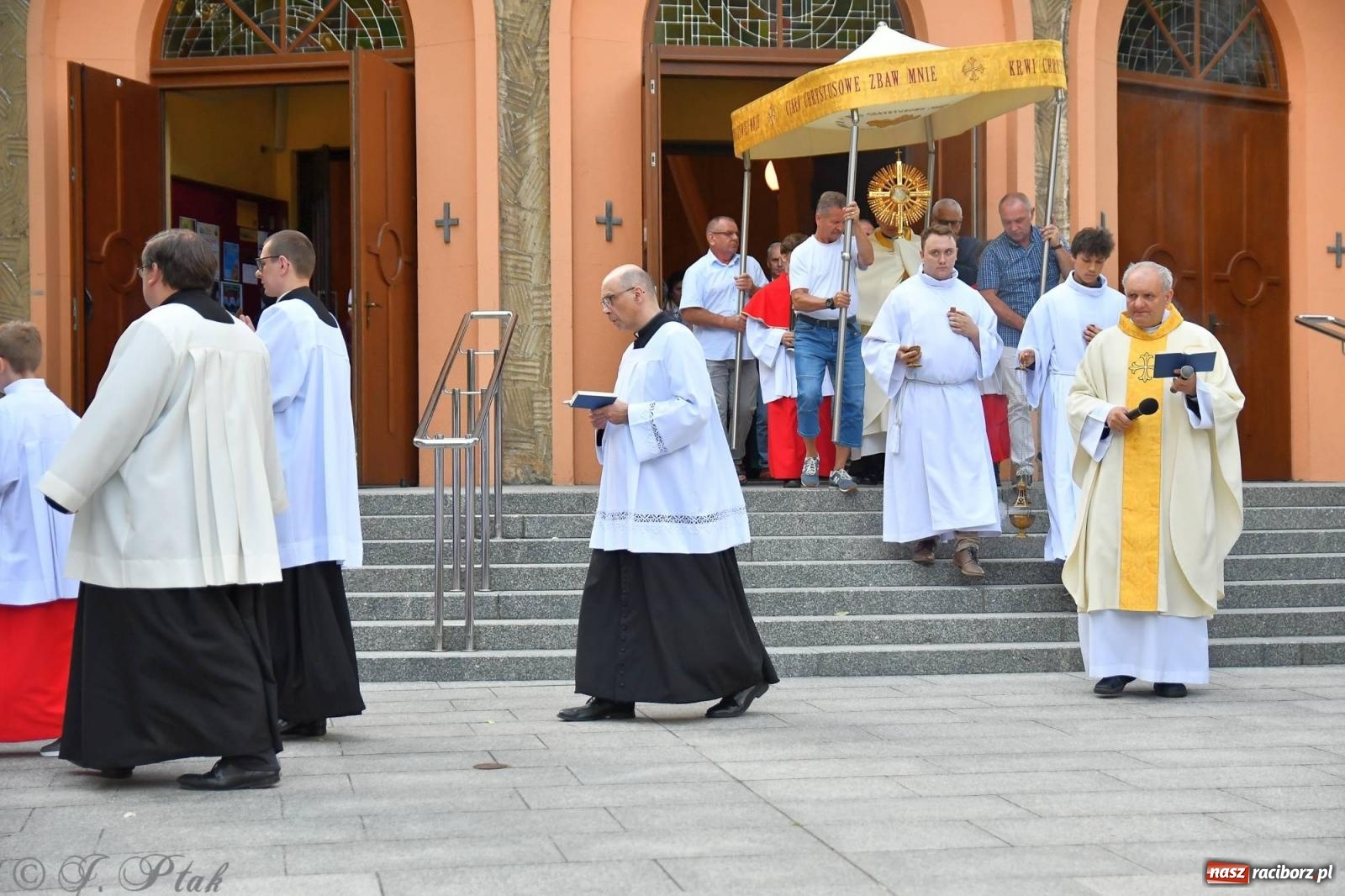 Zdjęcie w galerii na portalu naszraciborz.pl: Niecodzienny widok na odpuście w okrąglaku [FOTO i WIDEO] wiadomości z regionu