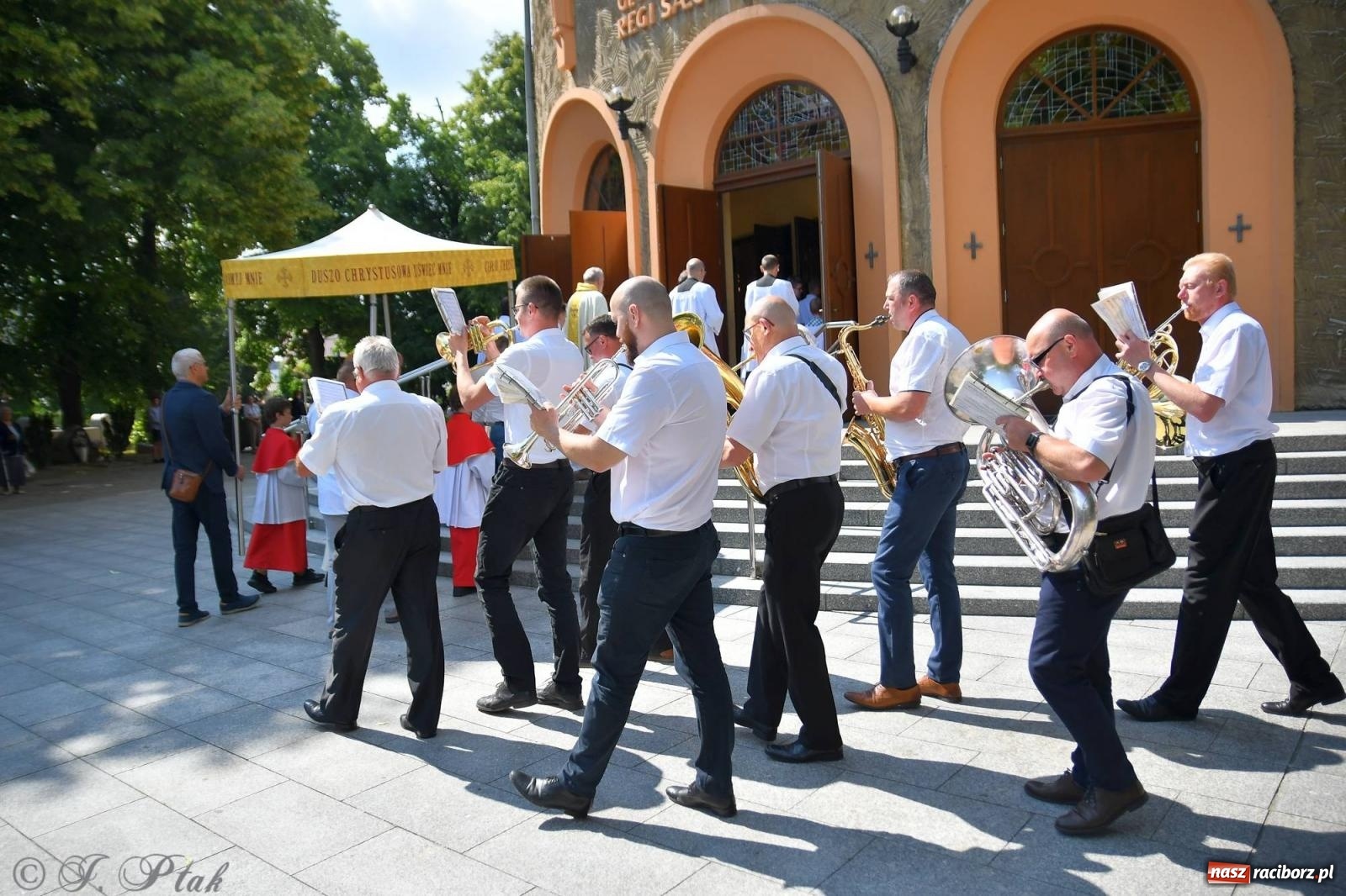 Zdjęcie w galerii na portalu naszraciborz.pl: Niecodzienny widok na odpuście w okrąglaku [FOTO i WIDEO] wiadomości z regionu