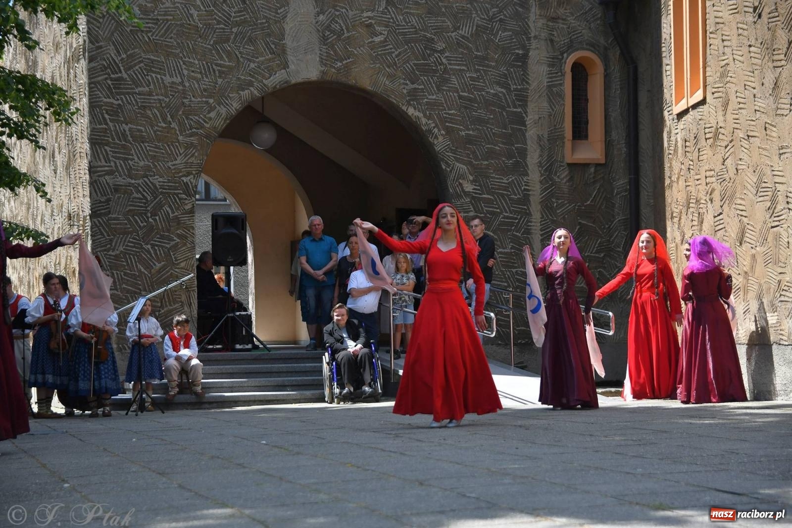 Zdjęcie w galerii na portalu naszraciborz.pl: Niecodzienny widok na odpuście w okrąglaku [FOTO i WIDEO] wiadomości z regionu