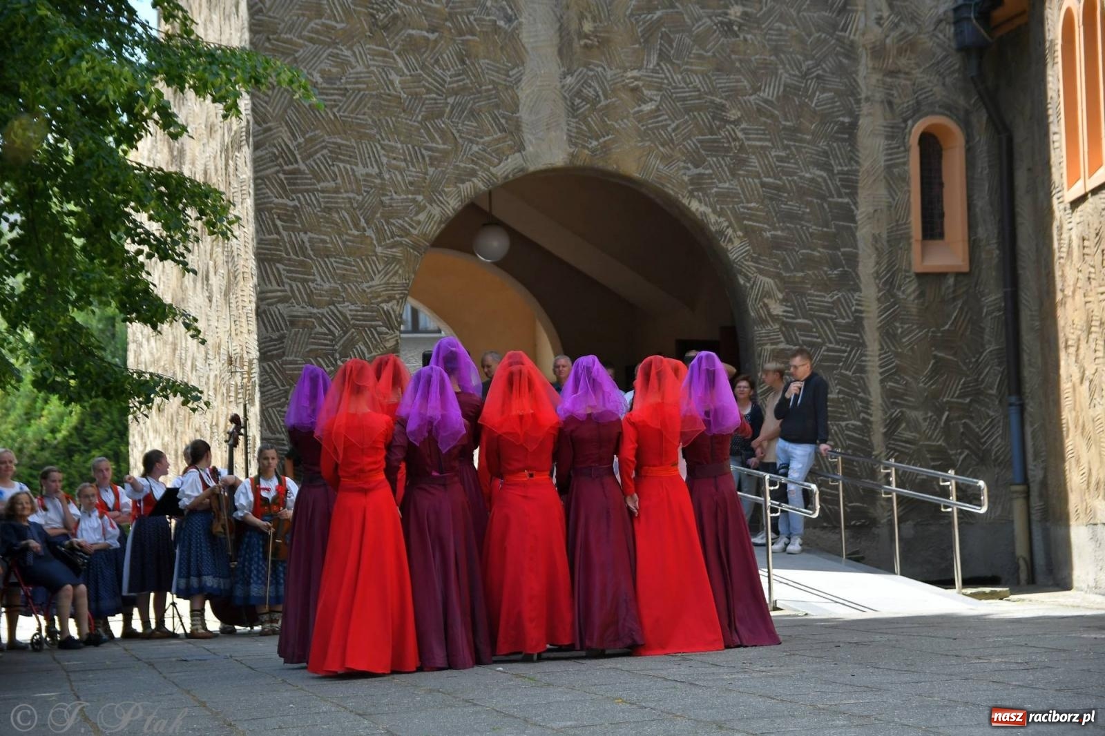 Zdjęcie w galerii na portalu naszraciborz.pl: Niecodzienny widok na odpuście w okrąglaku [FOTO i WIDEO] wiadomości z regionu