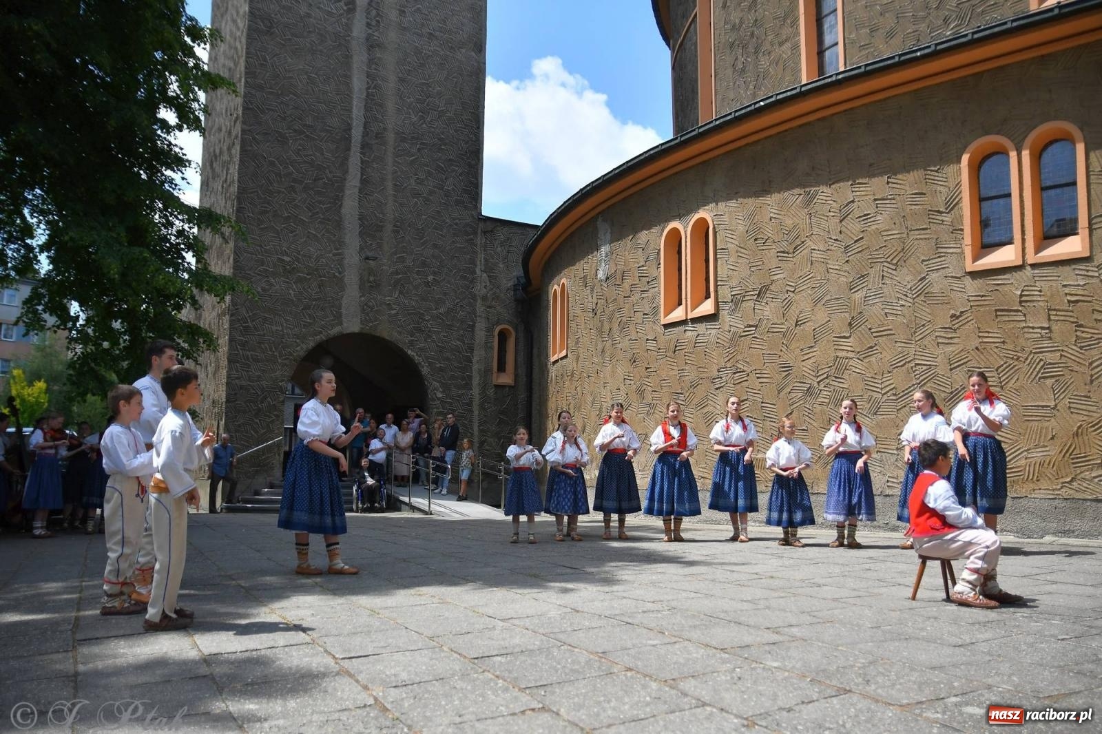 Zdjęcie w galerii na portalu naszraciborz.pl: Niecodzienny widok na odpuście w okrąglaku [FOTO i WIDEO] wiadomości z regionu