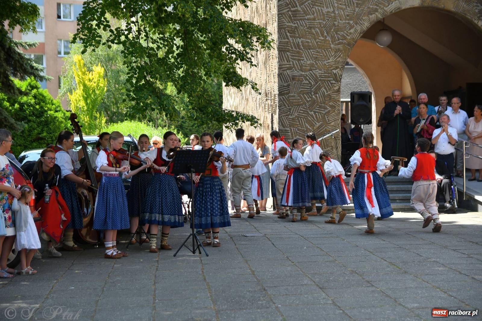 Zdjęcie w galerii na portalu naszraciborz.pl: Niecodzienny widok na odpuście w okrąglaku [FOTO i WIDEO] wiadomości z regionu