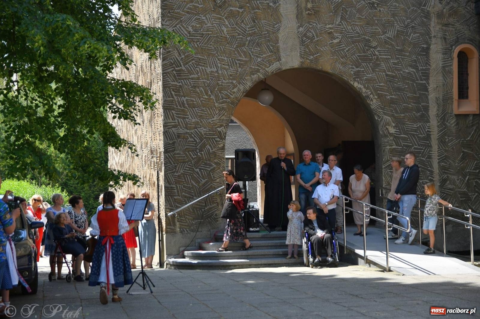 Zdjęcie w galerii na portalu naszraciborz.pl: Niecodzienny widok na odpuście w okrąglaku [FOTO i WIDEO] wiadomości z regionu