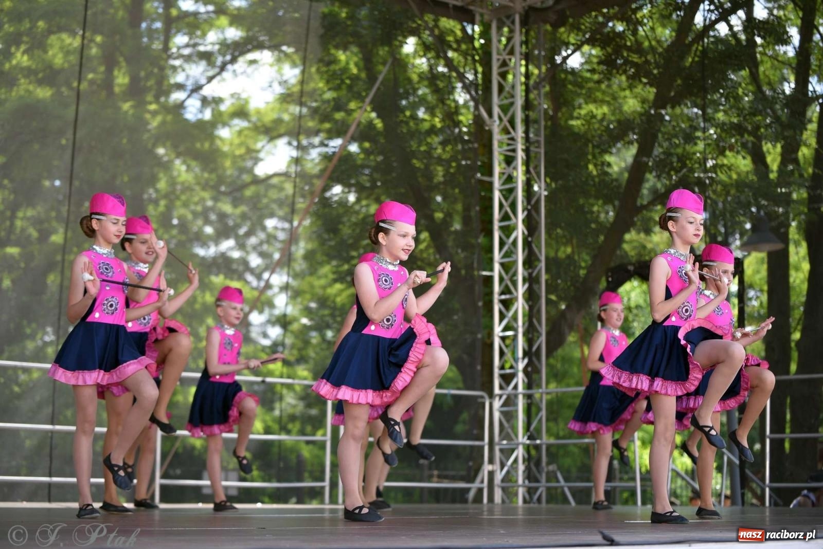 Zdjęcie w galerii na portalu naszraciborz.pl: Roztańczony raciborski zamek, czyli mażoretkowy zawrót głowy [FOTO i WIDEO] wiadomości z regionu