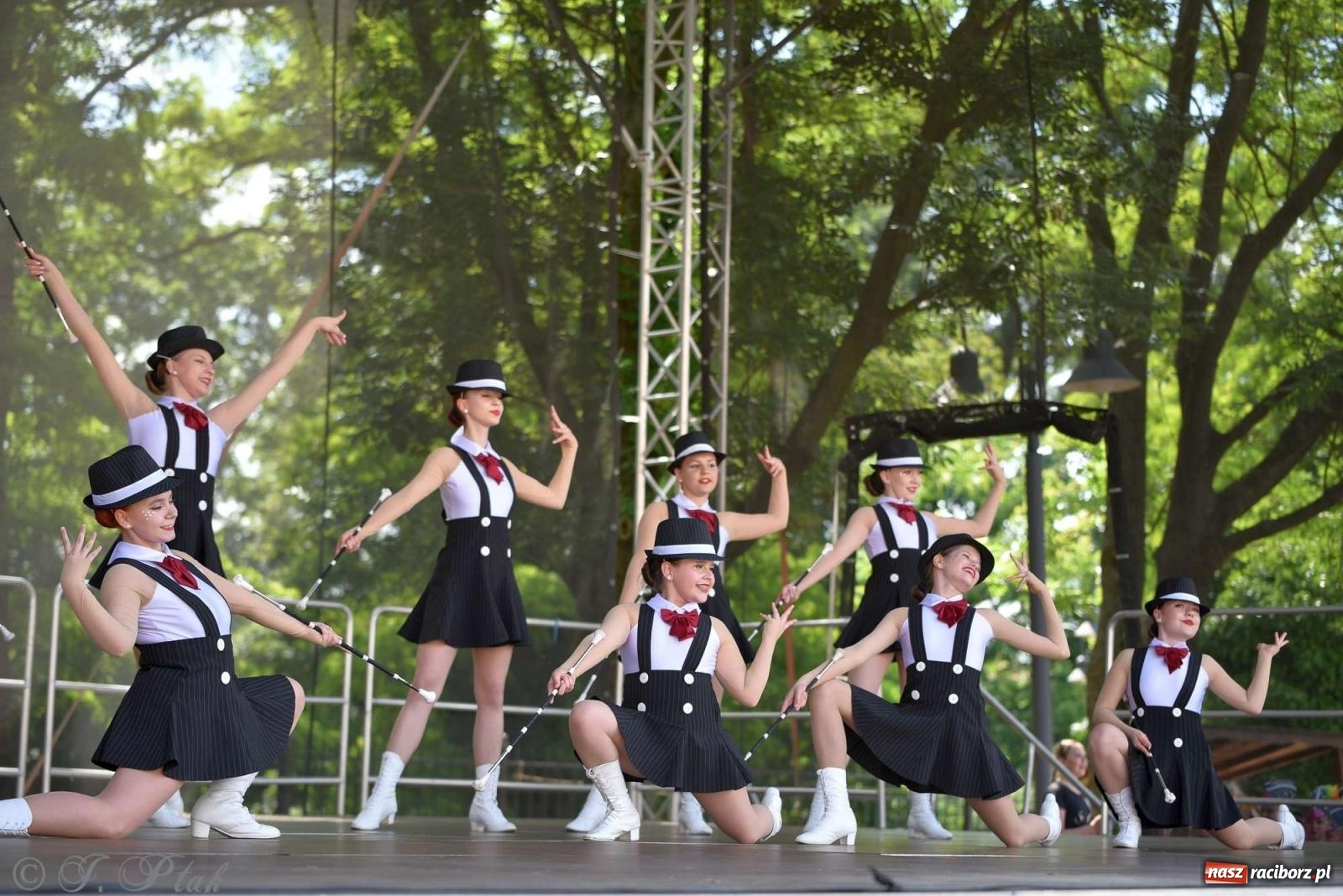 Zdjęcie w galerii na portalu naszraciborz.pl: Roztańczony raciborski zamek, czyli mażoretkowy zawrót głowy [FOTO i WIDEO] wiadomości z regionu