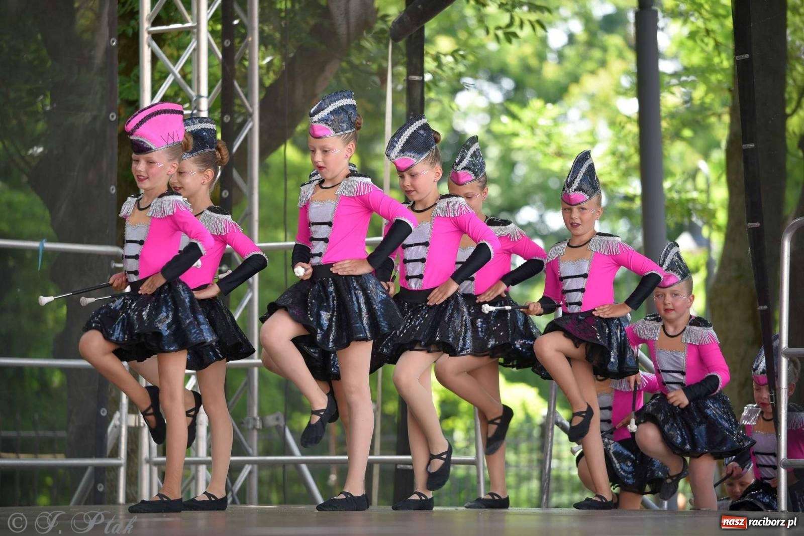 Zdjęcie w galerii na portalu naszraciborz.pl: Roztańczony raciborski zamek, czyli mażoretkowy zawrót głowy [FOTO i WIDEO] wiadomości z regionu