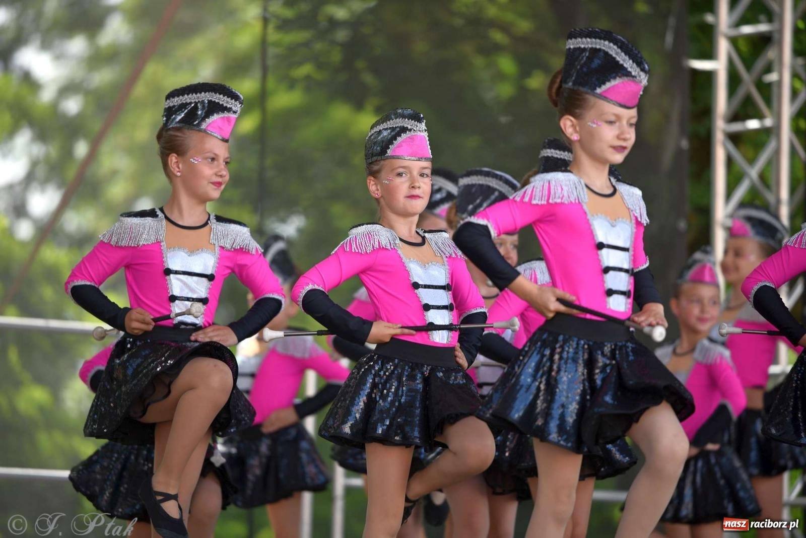 Zdjęcie w galerii na portalu naszraciborz.pl: Roztańczony raciborski zamek, czyli mażoretkowy zawrót głowy [FOTO i WIDEO] wiadomości z regionu