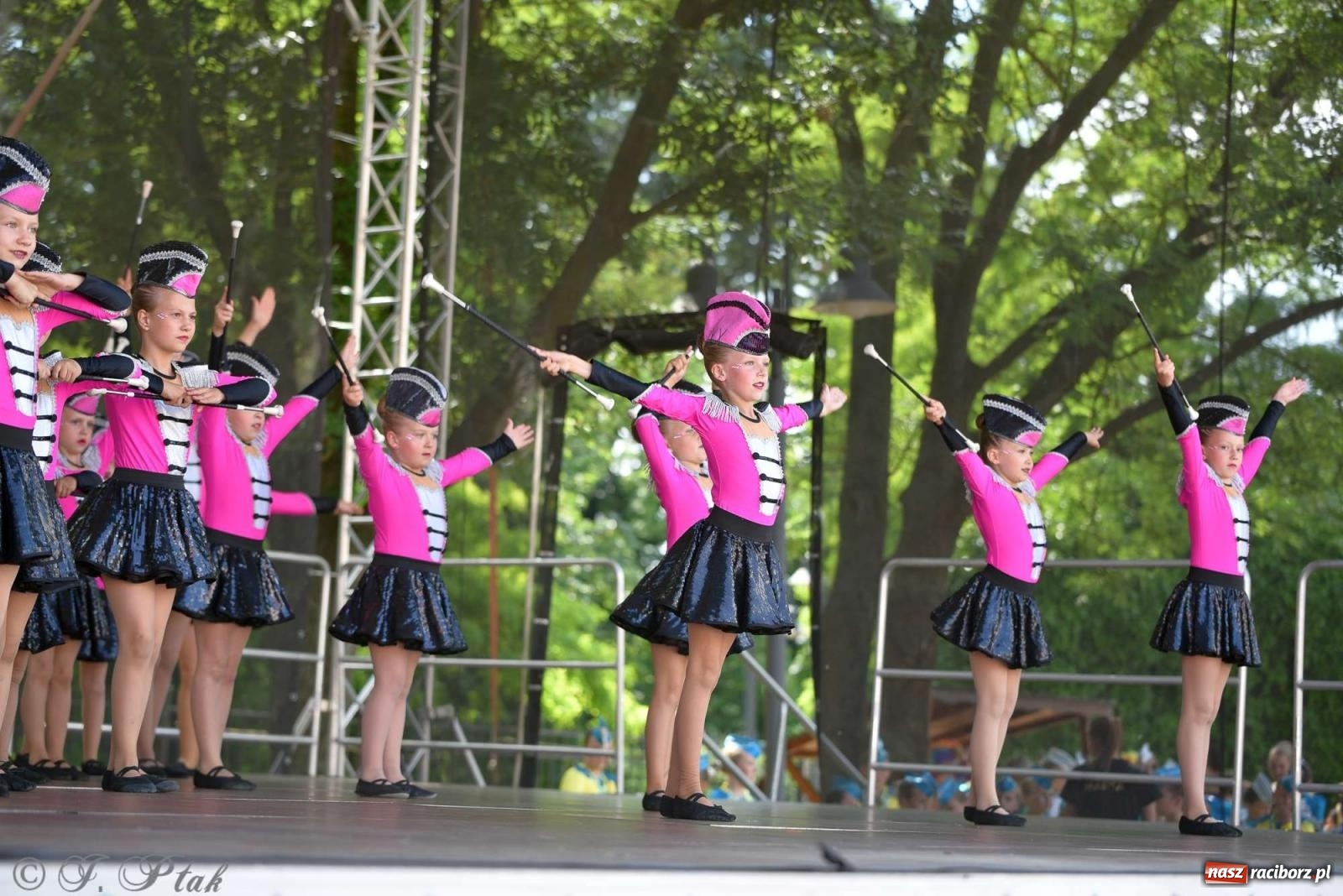 Zdjęcie w galerii na portalu naszraciborz.pl: Roztańczony raciborski zamek, czyli mażoretkowy zawrót głowy [FOTO i WIDEO] wiadomości z regionu